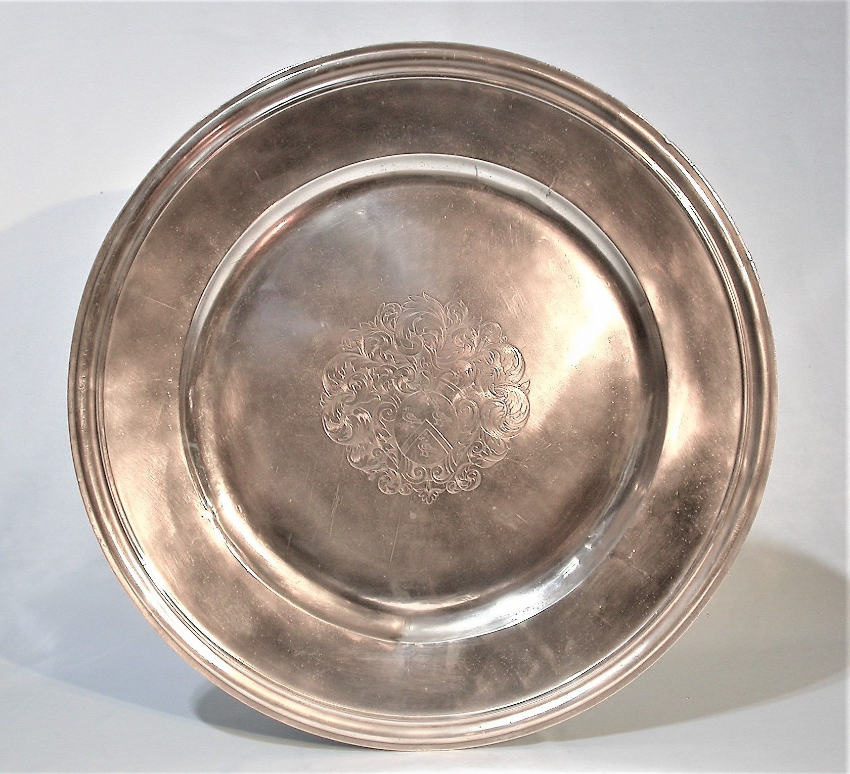 Plat en étain armorié de Claude GESVRES, PARIS, avant 1700